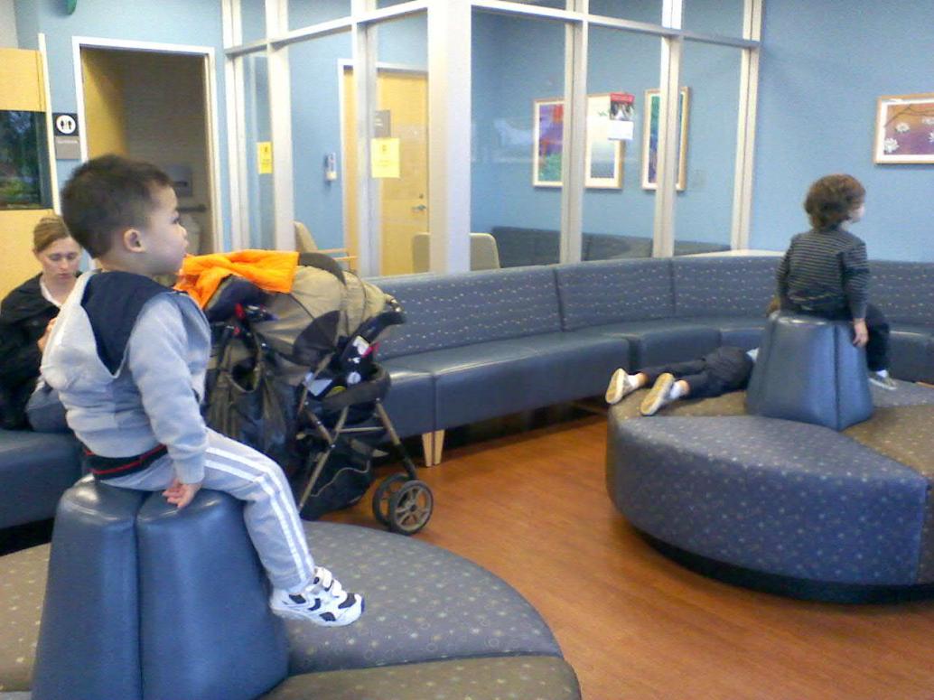 Ngày 3/23/2012 con đi bác sĩ khám định kỳ 3 tuổi.  Vừa tới là tự động leo lên ghế coi tv.