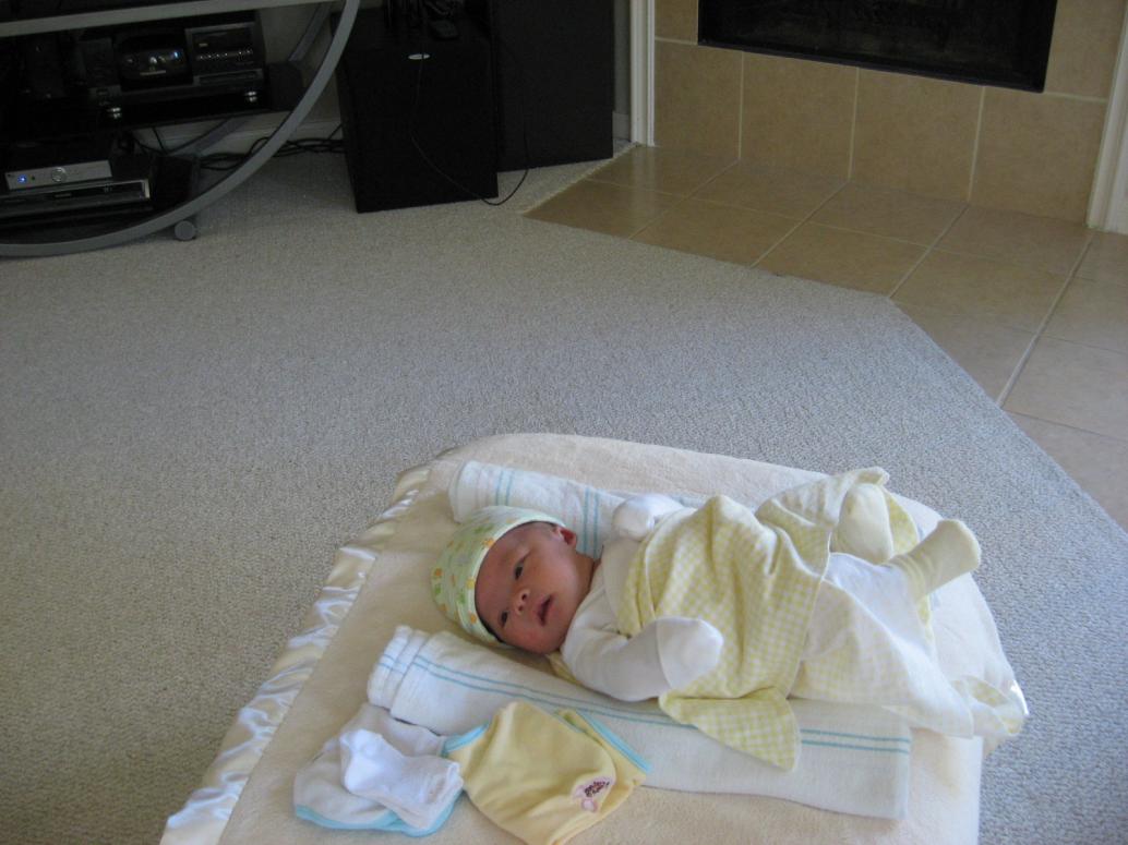 Hồi đó đặt đâu con nằm đó, dòm bà con qua lại...