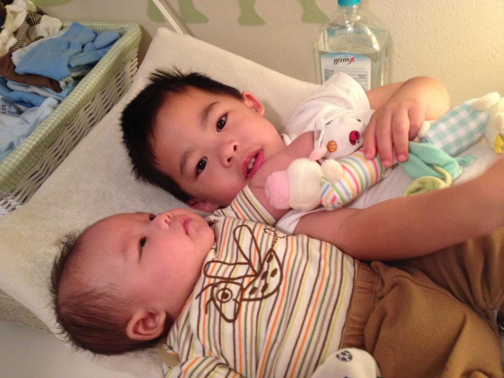 ...hay là nằm chơi với Cúc Cu một chút.