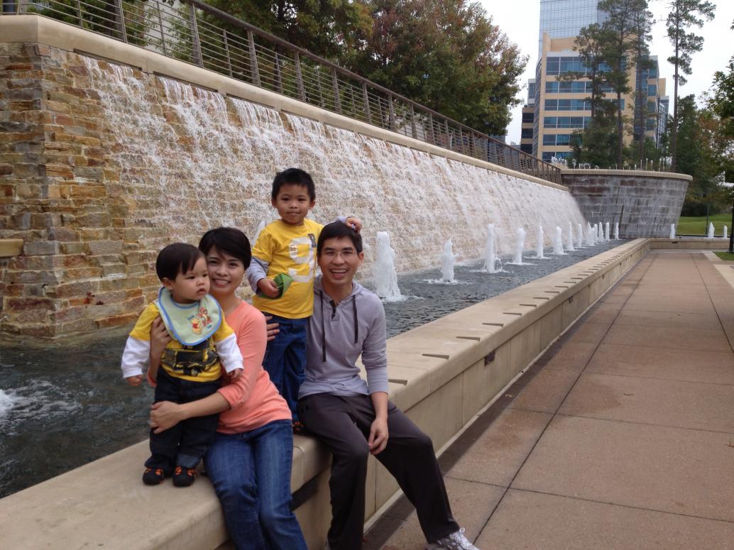 Tới chỗ có nước phun Cúc Cu mới tươi lên một chút.