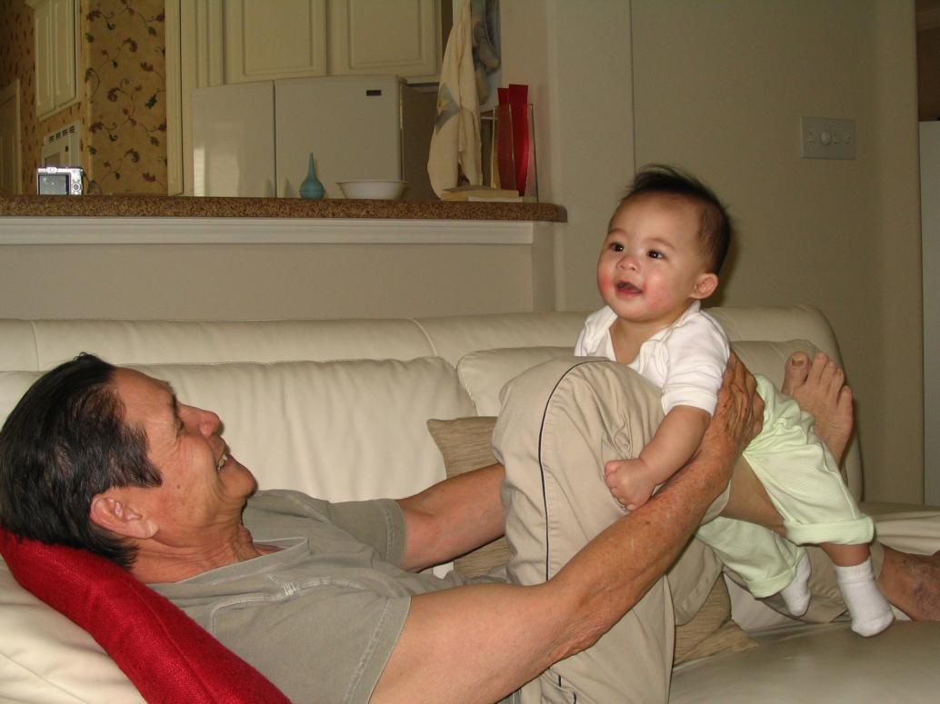 và chơi máy bay với Ông Nội