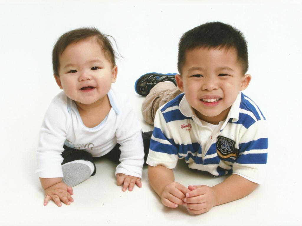 Đi chụp hình không chịu nằm giống anh Hai nữa, ngồi thôi.