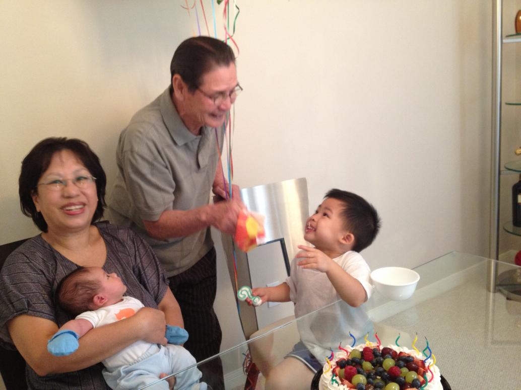 Con thấy bánh sinh nhật của Nội là quẹt ăn liền.  Dính lên mũi rồi Nội ơi!