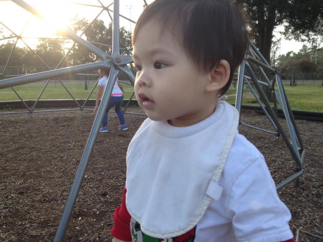 Trời ấm lên nên cà nhà lại ra công viên chơi.