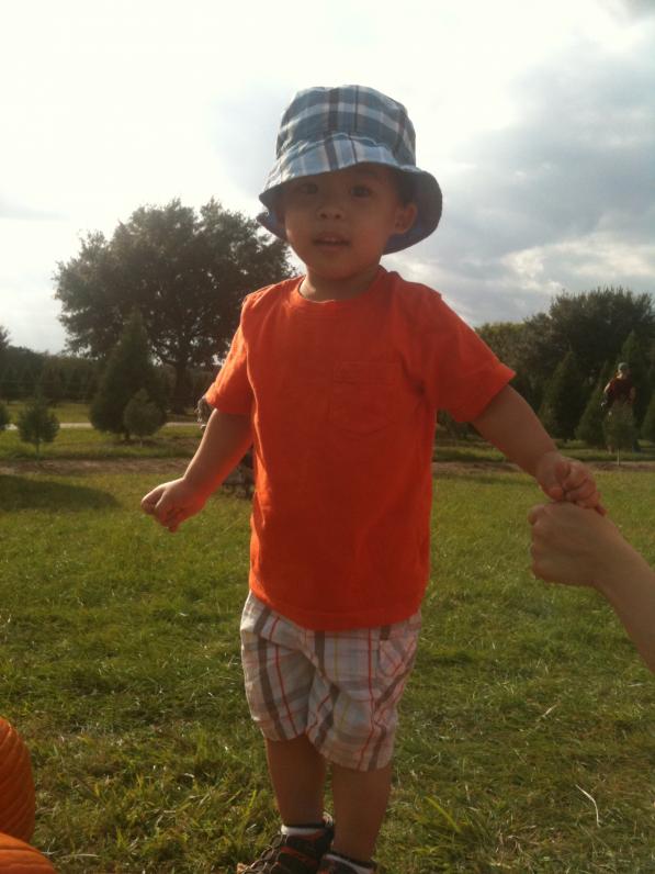 ..hihi, vịn tay Mẹ chút xíu thôi.