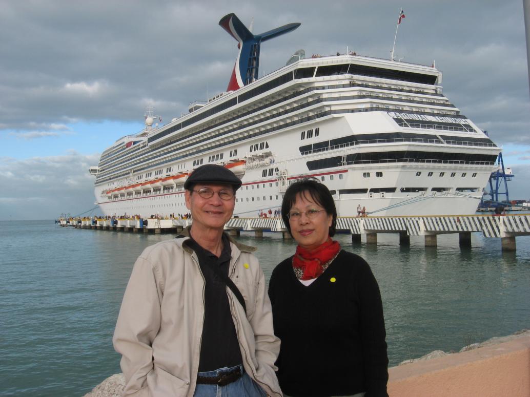 Tàu Carnial Triump chứa được khoảng 2600 khách và 1100 nhân viên phục vụ, tổng cộng 12 lầu. 8 lầu cho khách ở, nhà mình ở lầu 7.