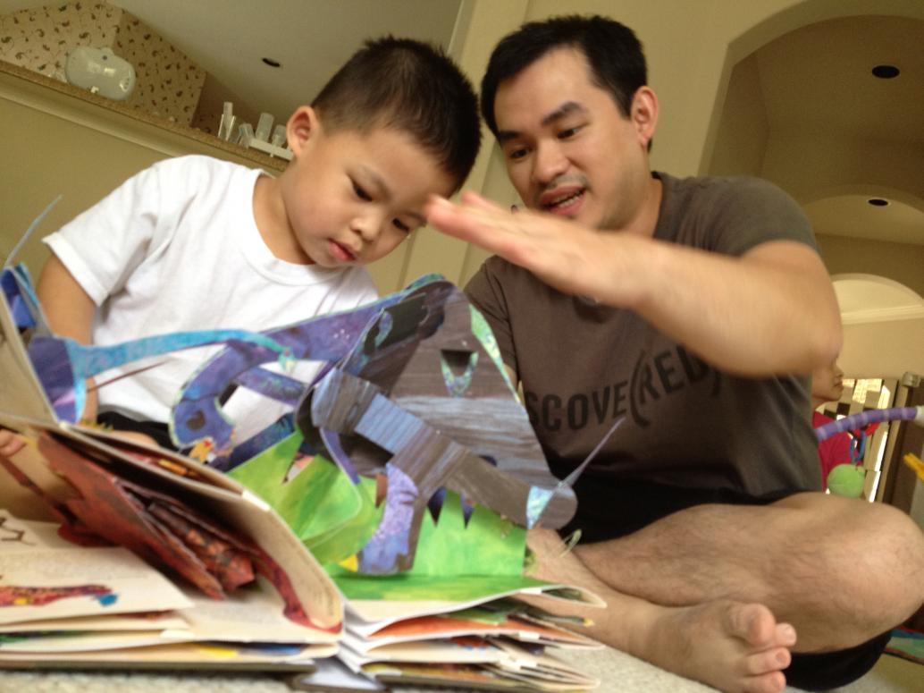 Chú Lâm cho con sách khủng long.