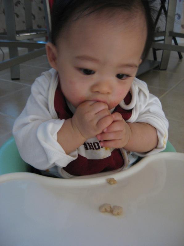 Phải cầm đồ ăn bằng hai bàn tay lận