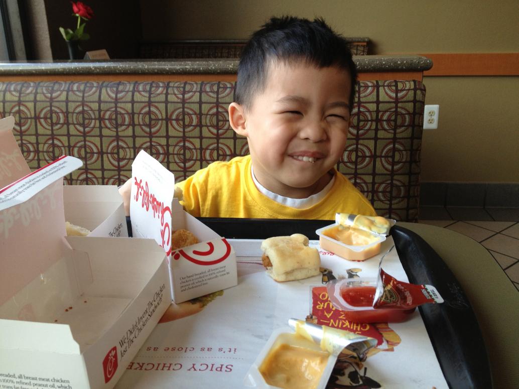 Hầu như mỗi tuần vẫn được đi ăn riêng với Ba hoặc Mẹ, cho giống như hồi làm con một.