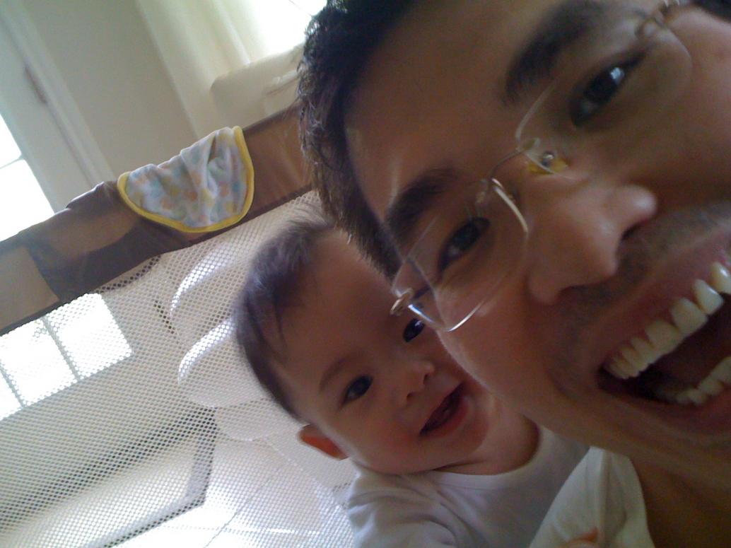 Hôm nay con ở nhà với Ba, chơi vui lắm