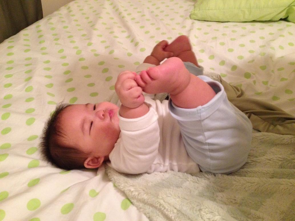 Lâu lâu còn chu miệng thổi nữa...