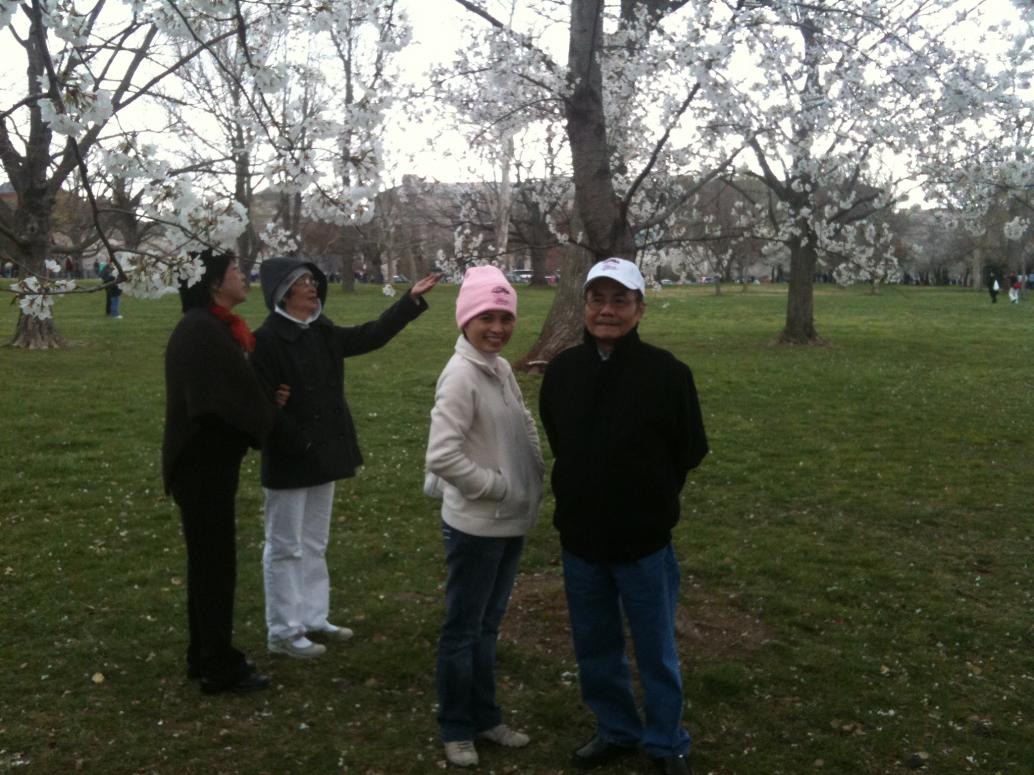 Nhăn răng cười một phút trước khi chạy trú mưa.