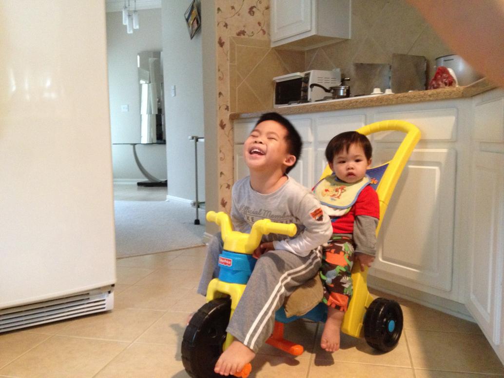 Sau đó đạp xe vòng vòng. Hôm nay được nghỉ lễ nên tha hồ quậy.