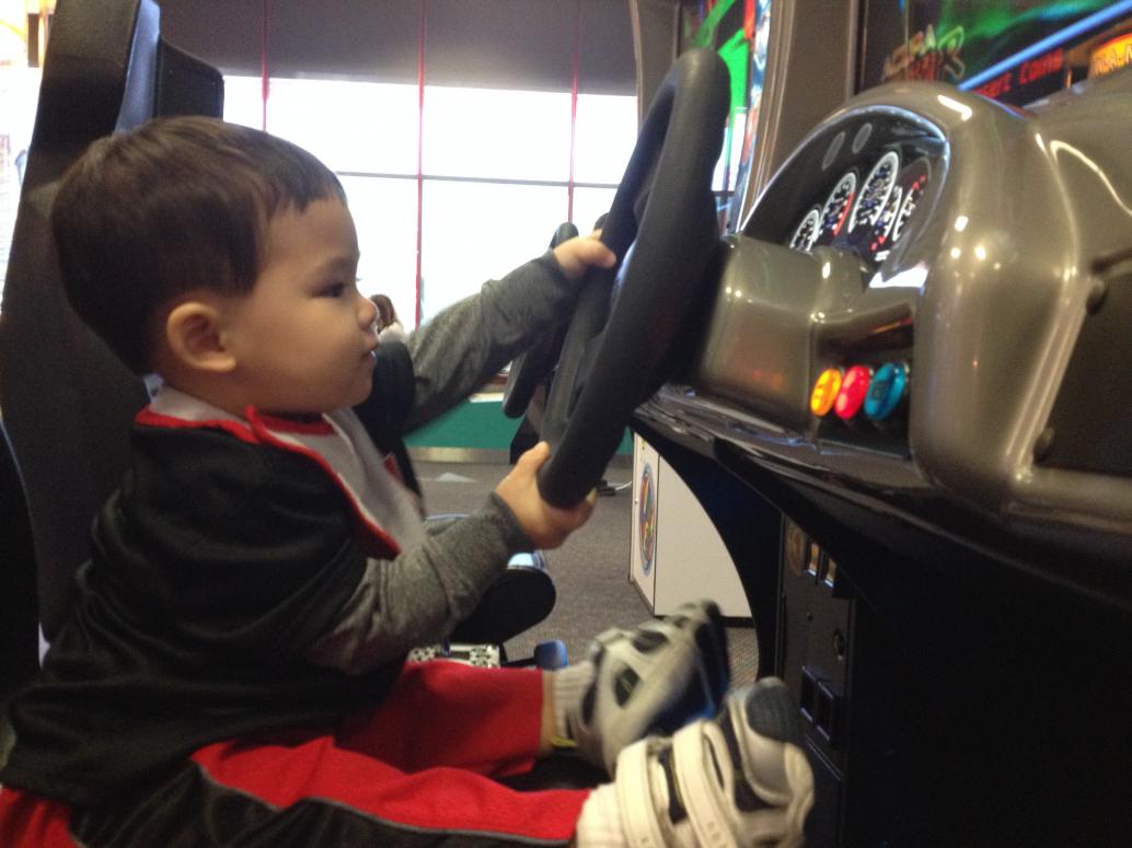 ..rồi đi chỗ khác lái một mình.  Ngồi quay tay lái hoài không chán.