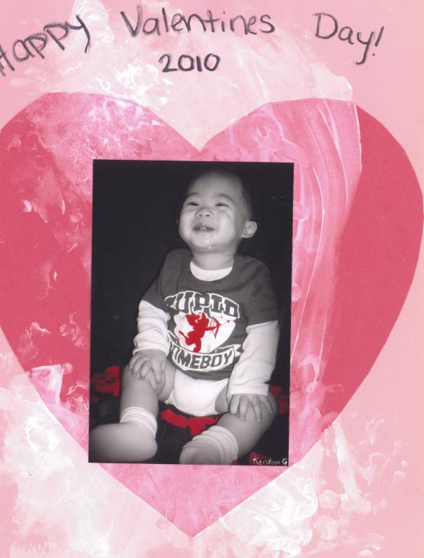 Trường này vui lắm. Cô giáo chụp hình cho con tặng Ba Mẹ dịp Valentine's Day tháng 2/2010