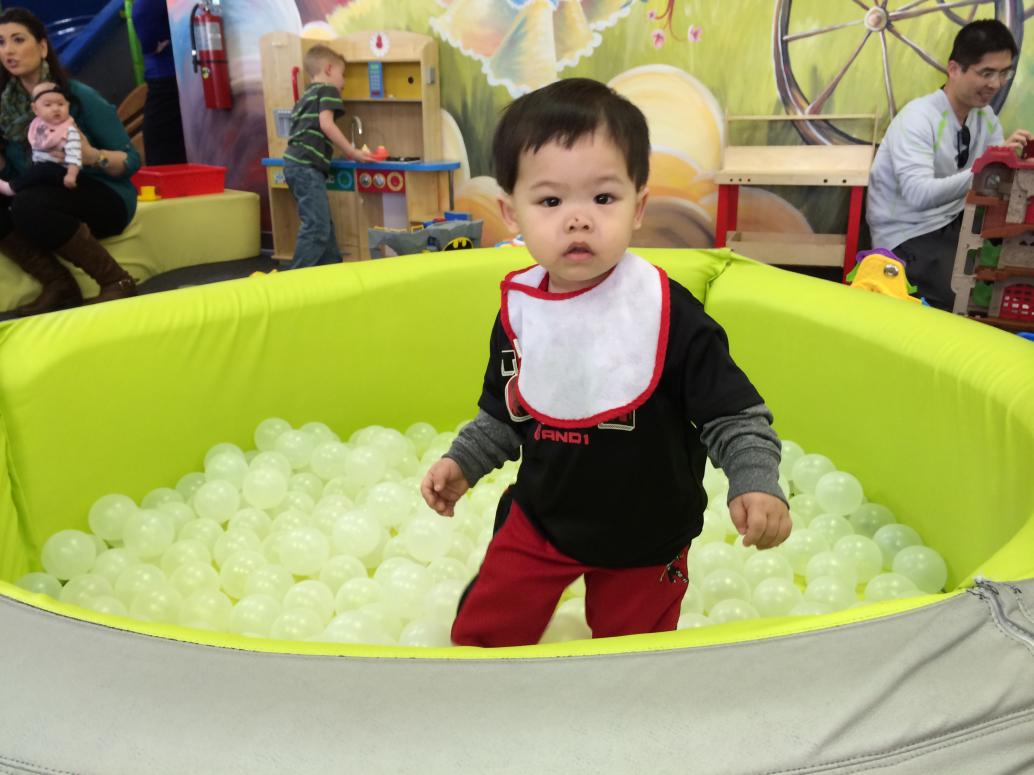 Chơi đồ chơi chút xíu rồi chơi banh.