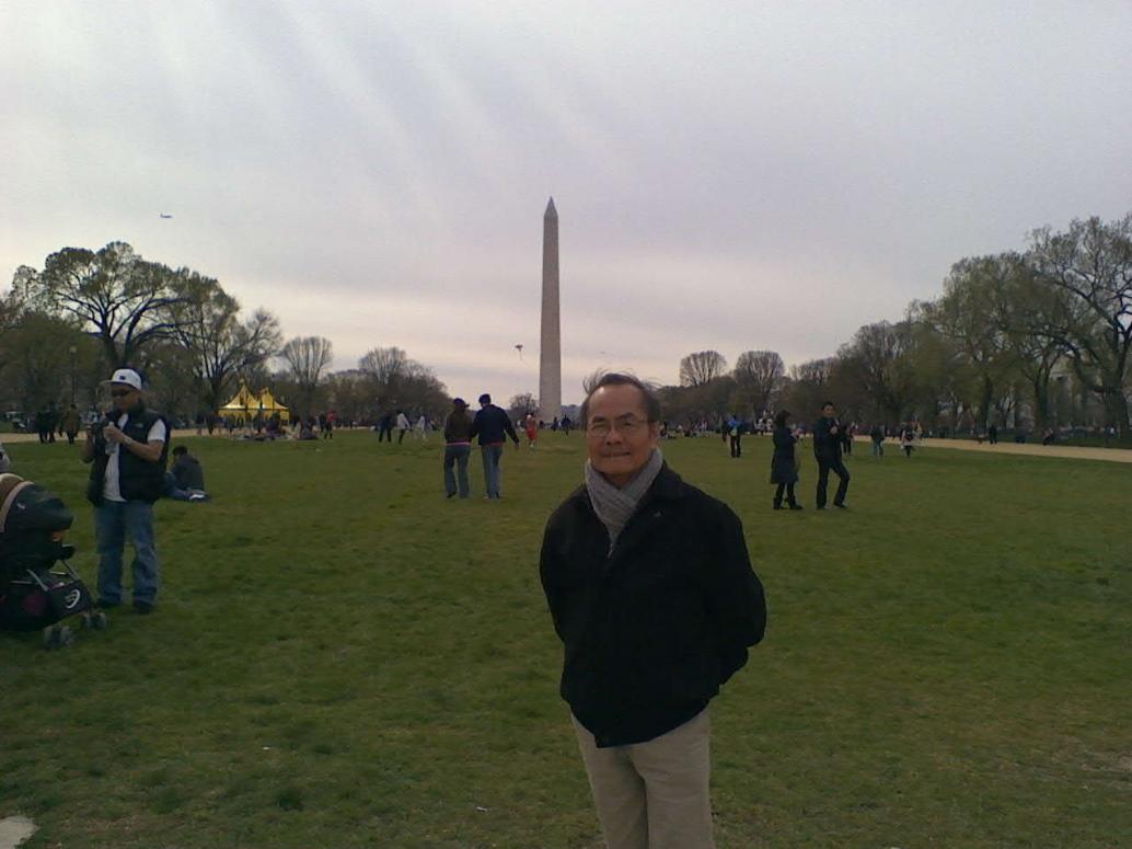 Đối diện tòa nhà quốc hội là tháp bút chì.