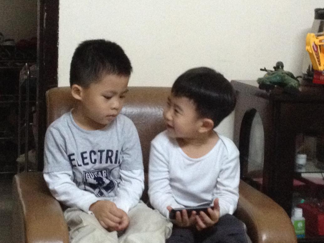 Cúc Cu gặp lại Bo.  Bo đem hết đồ chơi ra khoe.  Hai đứa chơi dưới nhà rồi lên lầu chơi tiếp.