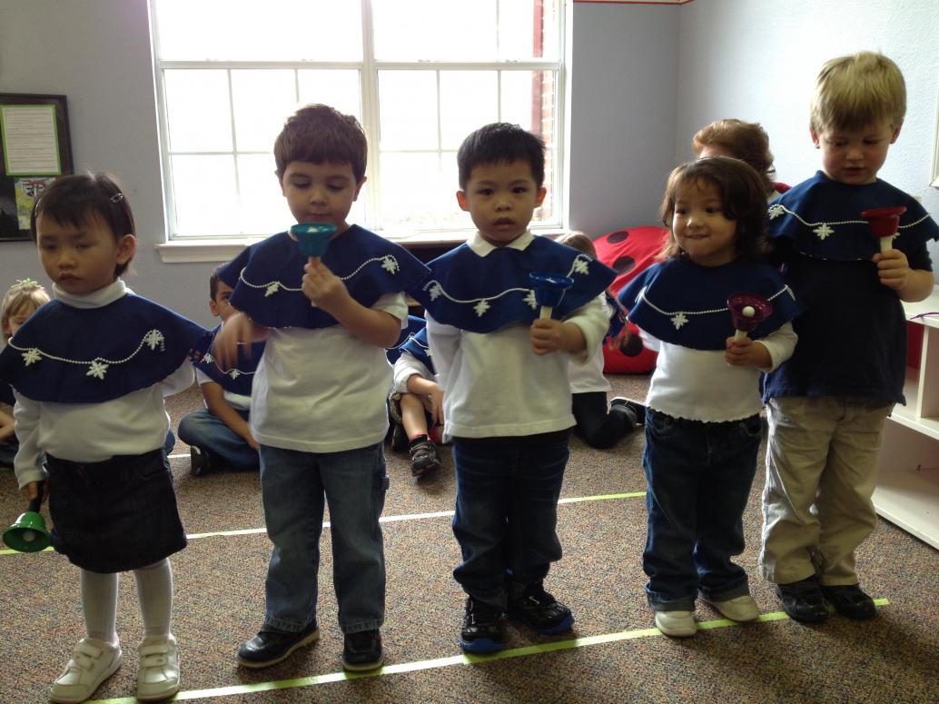 ...và cầm chuông lắc theo bài nhạc.  Thôi năm sau học vi tính, không hát hò nhạc nhẽo gì nữa hén.