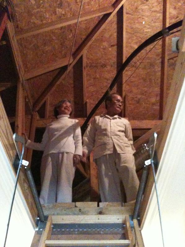 Ông Bà Ngoại thì tìm hiểu coi trần nhà bên Mỹ có gì....