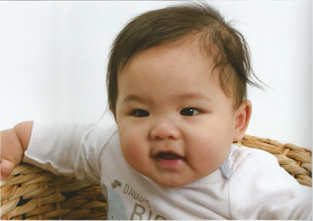 Cúc Ky thì mọi người dụ quá trời mới cười chút chút.