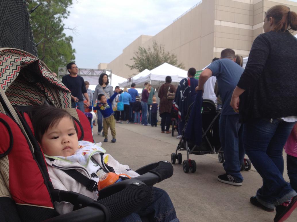 Cúc Ky ngồi coi ông đi qua bà đi lại trong lúc anh Đăng xếp hàng lấy chỗ cho Cúc Cu chơi trò kế tiếp.