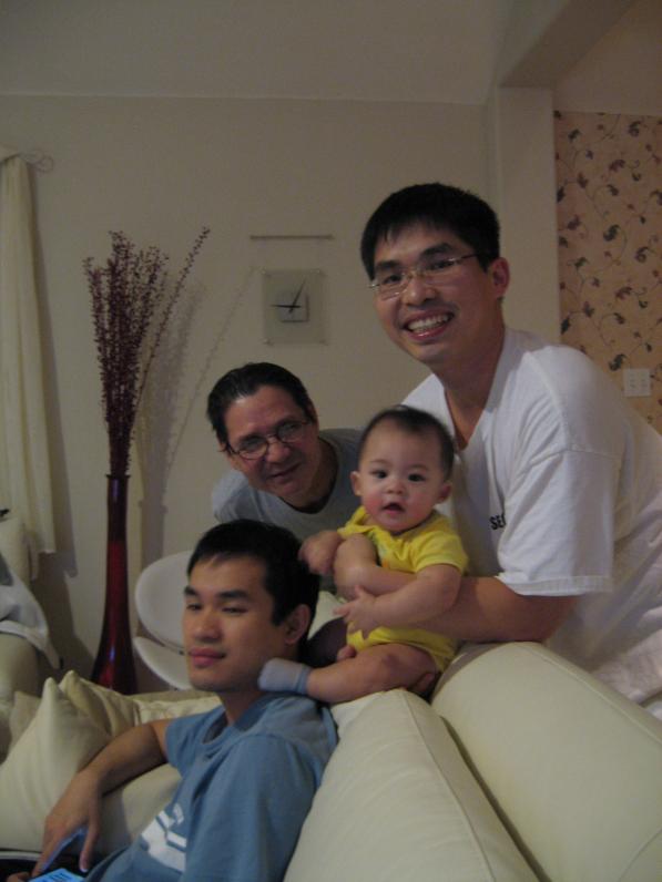 và ngồi yên cho Mẹ chụp hình đàn ông nhà mình.