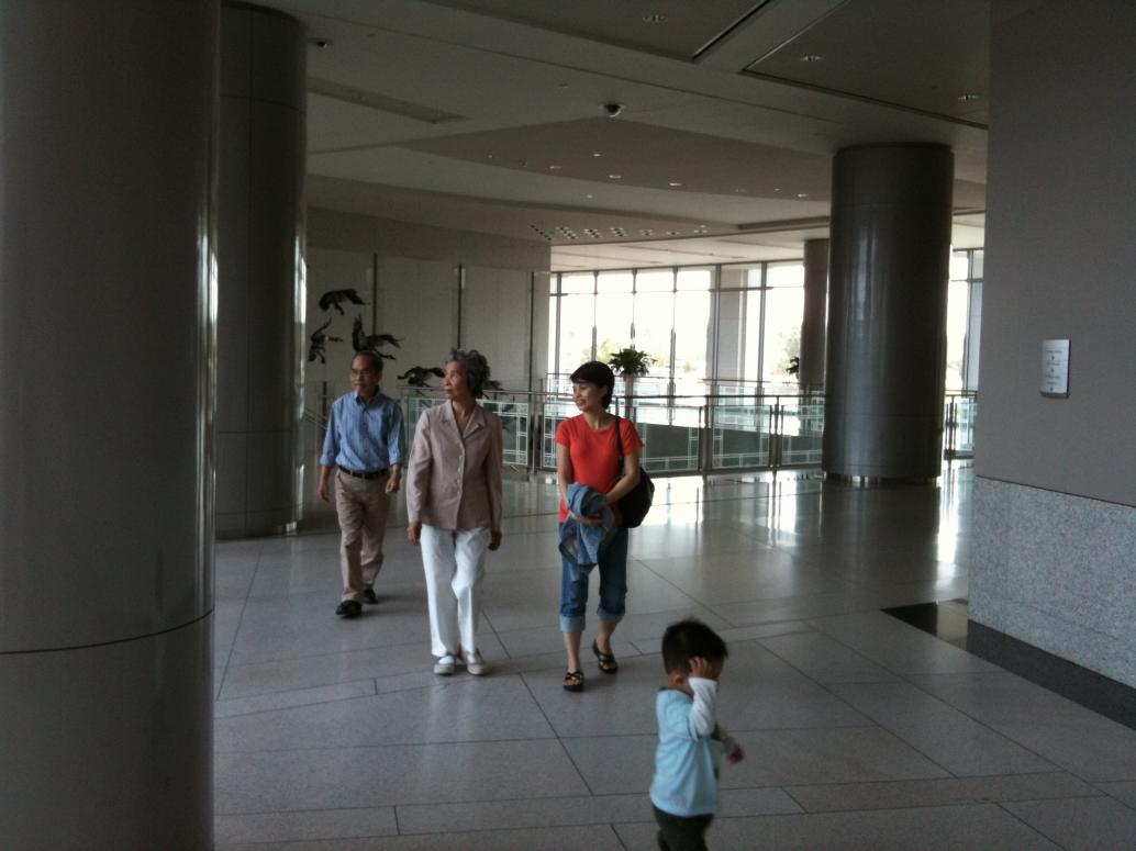 Ừ thôi về hén.  Ngoại coi hết rồi.