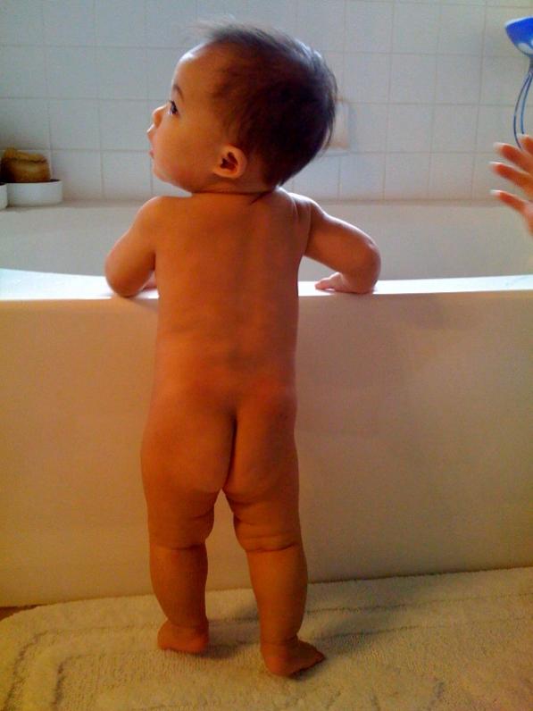 Nội coi con đứng hay không