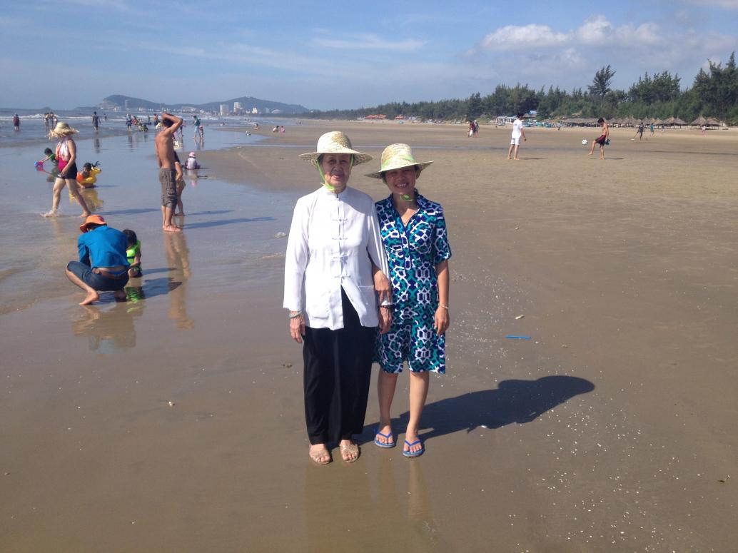 Bà Cố hôm nay mới chịu xuống biển đi vòng vòng.