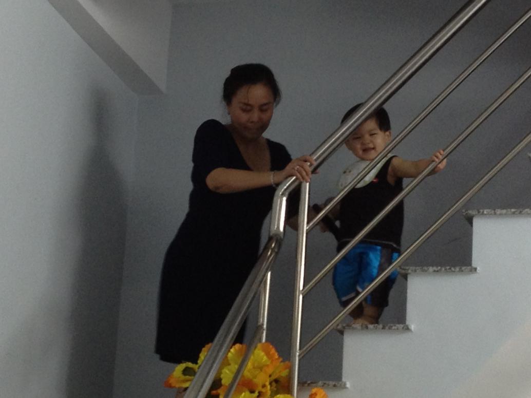 Cho Má Ba dẫn xuống cầu thang.