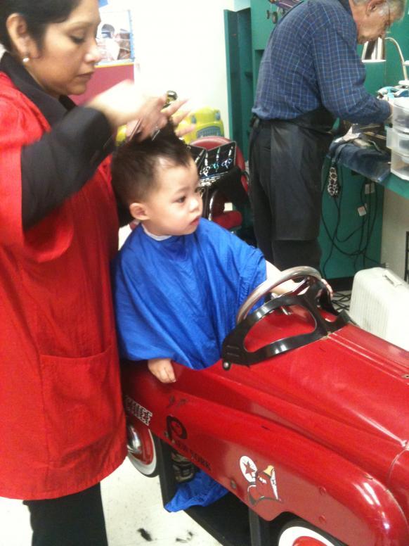 Ngồi trong xe hơi, tay cầm đồ chơi, mắt coi phim hoạt hình là đảm bảo cắt tóc không khóc chút nào.