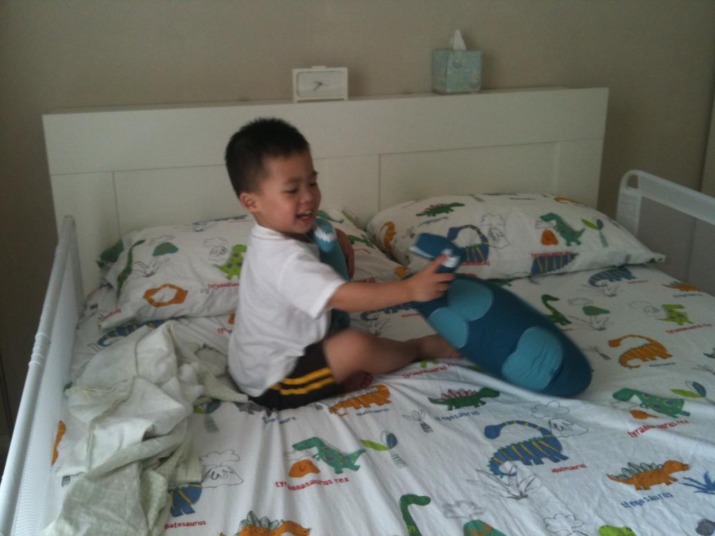 Ngày 3/16/2012 con đổi qua ngủ phòng khác để dành phòng có nôi cho em.