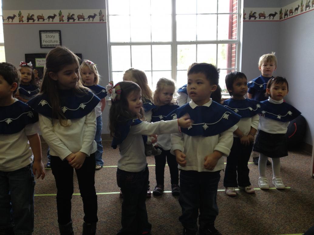 Con như thường lệ, ở nhà thì hát rất sung, lên trường thì không nói năng gì, chỉ đứng dòm khán giả.