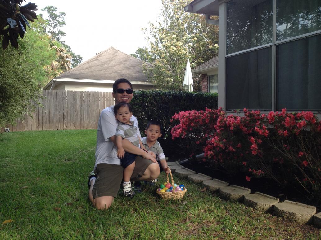 Về nhà Ba Mẹ còn siêng nên lôi hai đứa ra sau nhà chụp hình.