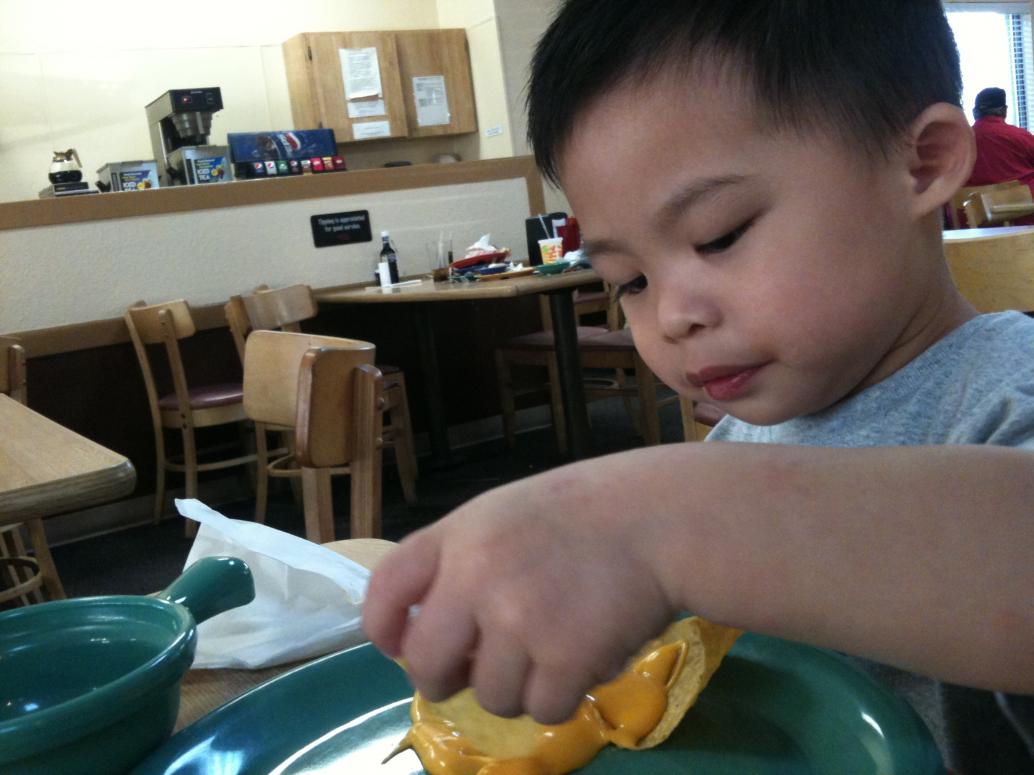 Đi ăn hàng vẫn là thích nhất. Con hay nói, 'Let's go eat eat!!'