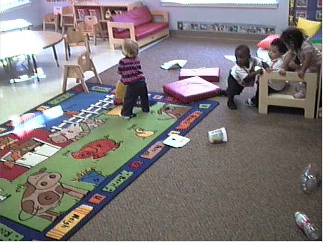 Có bữa một bạn giành ghế của con và Matilda, con bảo vệ Matilda quá chừng......