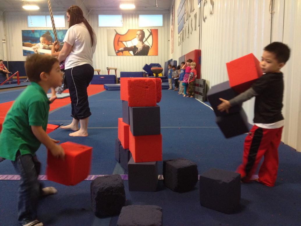 Gặp lại Diego, hai đứa vui lắm, chơi chung suốt.