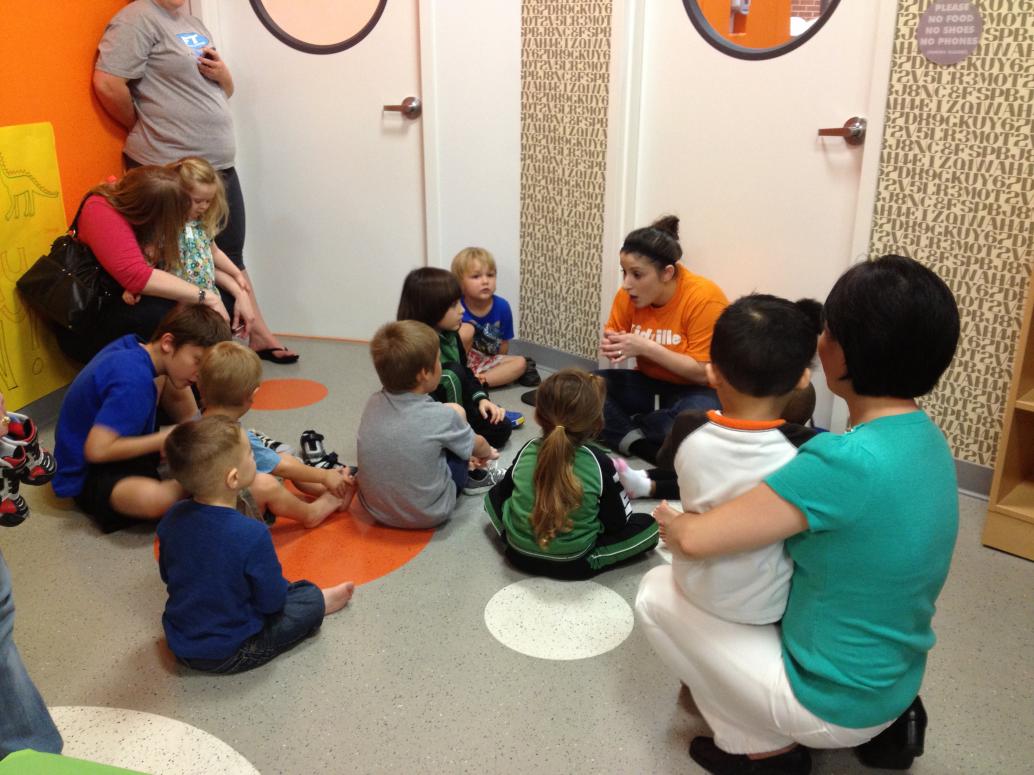 Sau đó là chơi trong phòng tập thể dục. Đợi trước khi vô.