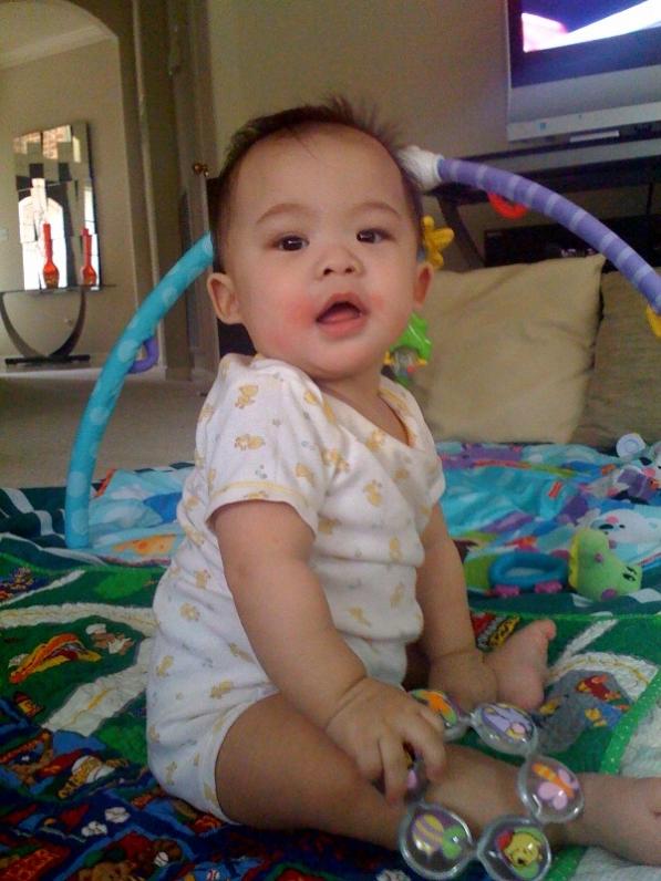 Ngày 8/28 con biết ngồi