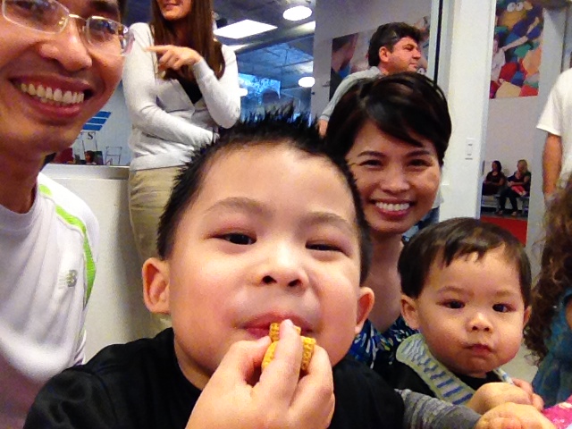 Trong đám bát nháo lại chụp được tấm hình chung cả nhà.