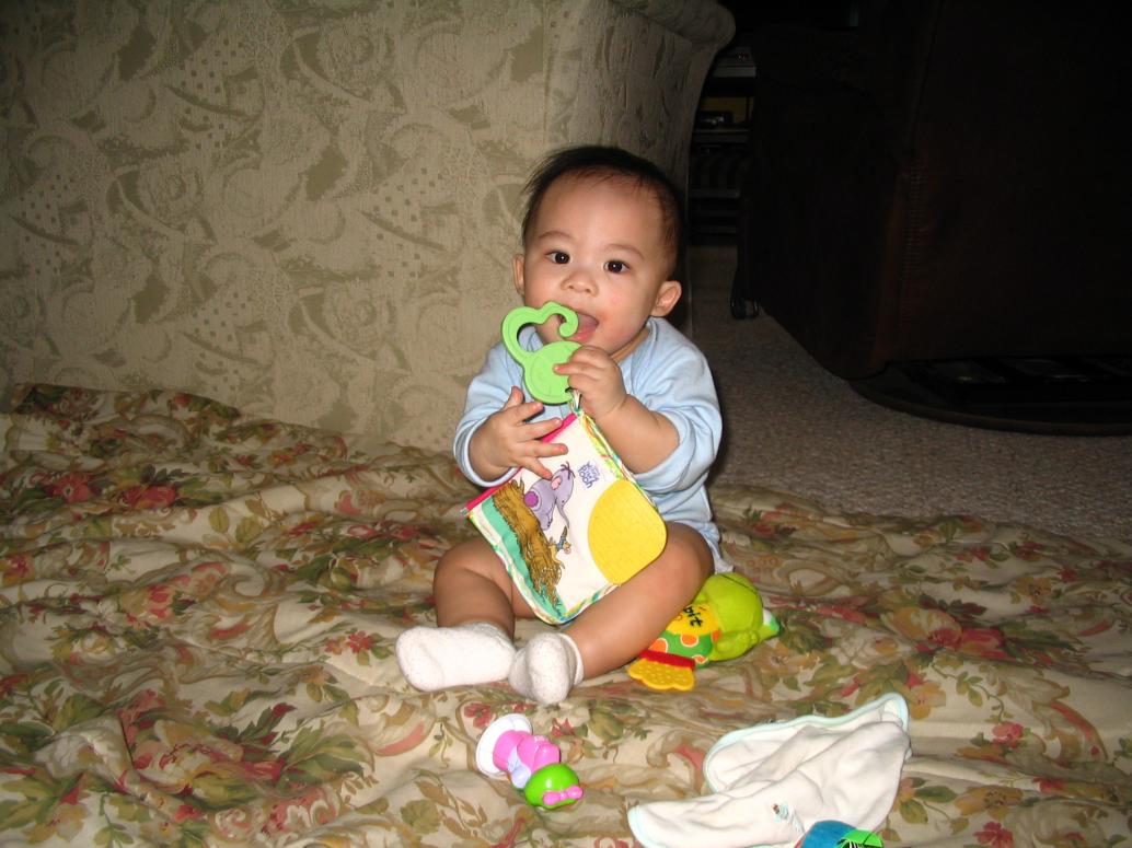 Mẹ cho con cuốn sách bằng vải mềm để gặm mà con chỉ thích gặm cái móc cứng cứng vui hơn