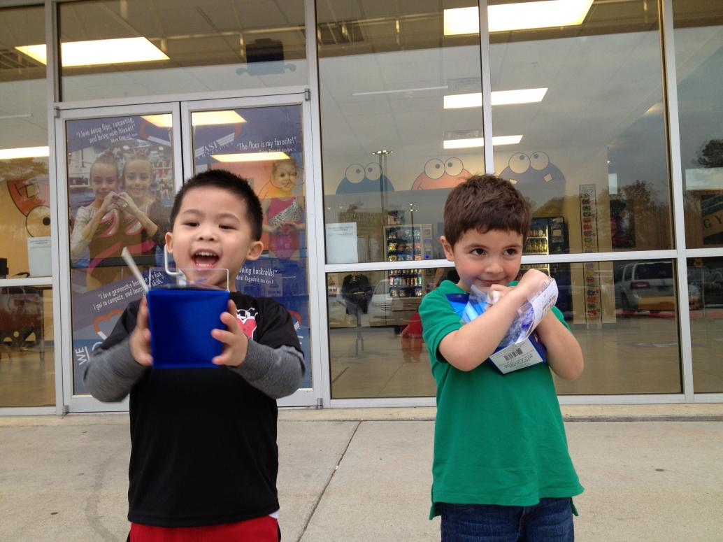 Trước khi về còn chụp hình kỷ niệm với bạn Diego.