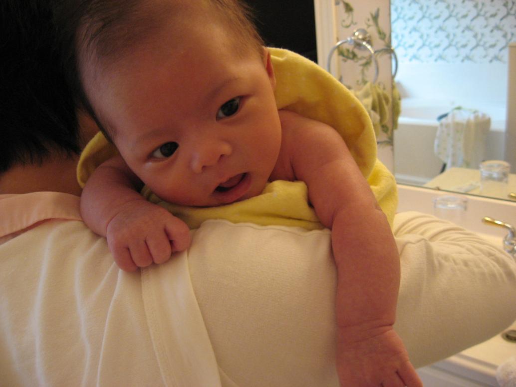 Phụ hứng nước tắm em xong con nói với Ba Mẹ, 'Call me if you need help, okay?'...Hihi, à, đố biết ai đây?