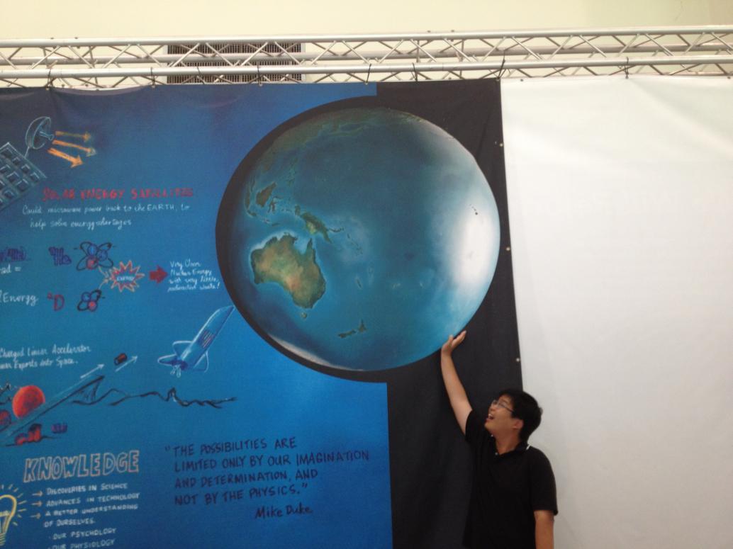 Nhìn cũng giống lắm ha...