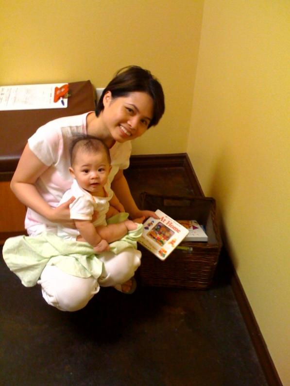 Vô tới phòng khám rồi. Mẹ con mình lựa sách coi, đợi y tá tới ha?