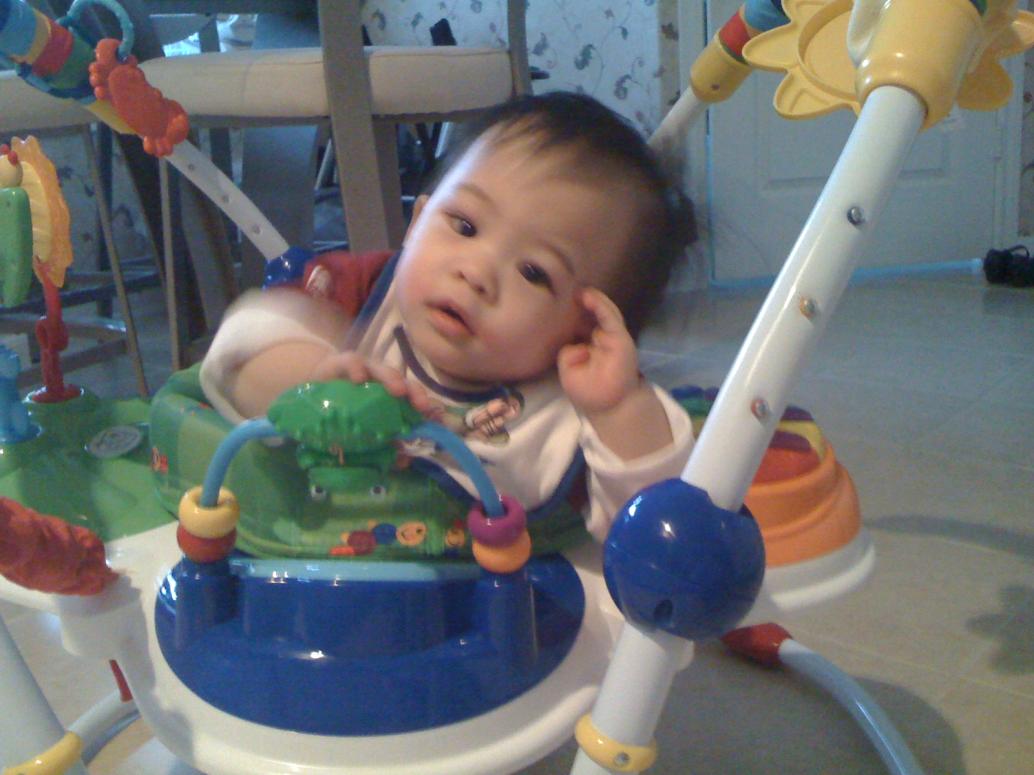 Noel này con được 11 tháng, biết chống tay suy nghĩ rồi, hihi