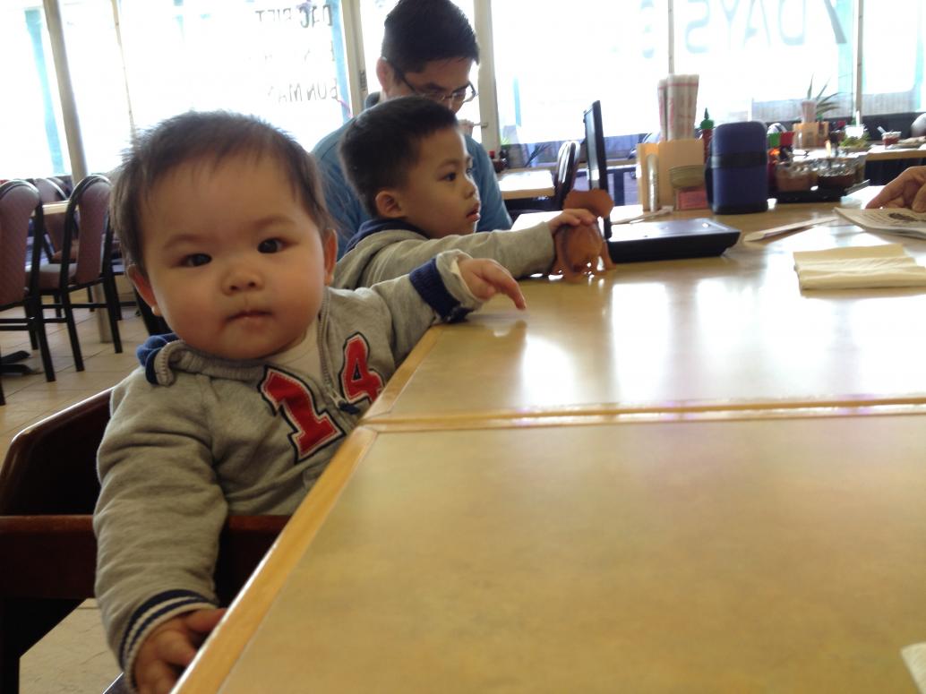 Biết ngồi rồi nên đi ăn với mọi người Cúc Ky được ngồi trong ghế riêng.