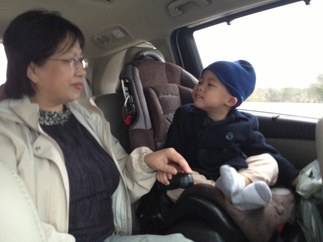 Ngày 1/4/2013 Nội và Chú Lâm xuống chơi.  Cúc Cu ra sân bay đón Nội và nói không ngừng.