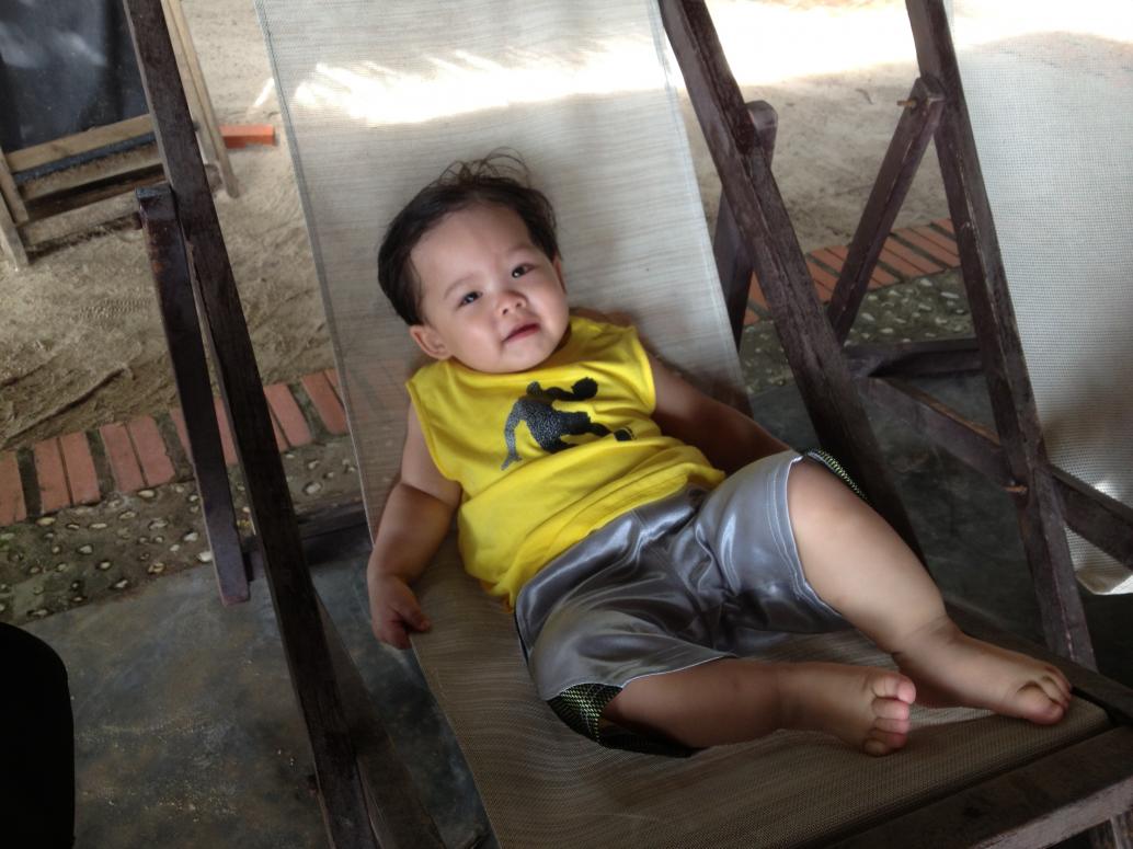 Tắm hồ rồi mới tắm rửa sạch sẽ, lên ghế bố nằm chơi nhìn mấy cây dừa và ăn ghẹ.